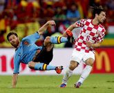 Pranjic luchando con Xabi Alonso en el Espa�a-Croacia de la pasada Eurocopa.