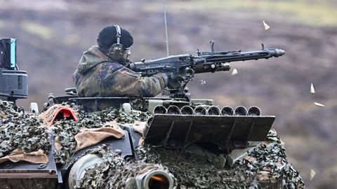 Un soldado del Ej�rcito alem�n durante unos ejercicios con un tanque Leopard 2 en el campo de Augustdorf (Alemania)