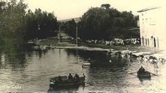 Barcas en el tramo urbano del Cabe, en una foto de la �poca de la peculiar singladura