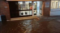 Imagen de la inundacin a la entrada de un centro escolar en Cartaya (Huelva)