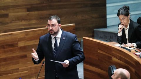 Adri�n Barb�n, en el pleno de la Junta