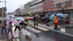Los escolares estrenaron la ruta a las 8.45 horas y recibieron chalecos reflectantes.