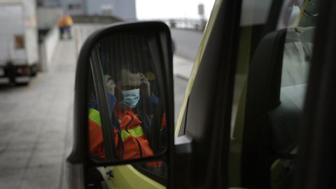 Chuac. Transporte sanitario. Ambulancias entrando en Urgencias