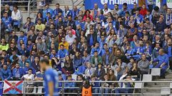 Los seguidores de Azul Carbayn ven a Rocha en el once de Hierro.Grupo de aficionados en el Carlos Tartiere