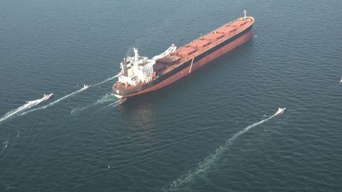 Un barco navega por el estrecho de Ormuz.