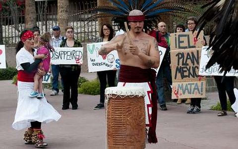 Protesta de activistas en favor de los inmigrantes que tuvo lugar en Tucson, Arizona. 