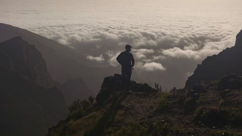 Un senderista en la Vereda do Areeiro, la ruta m�s alta de la isla.