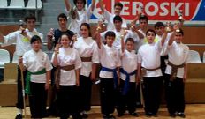 Integrantes del Di Som muestras los trofeos logrados en Vigo.