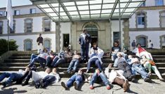 Trabajadores sanitarios se tiraron al suelo en la protesta contra el cierre de camas del 2014. 