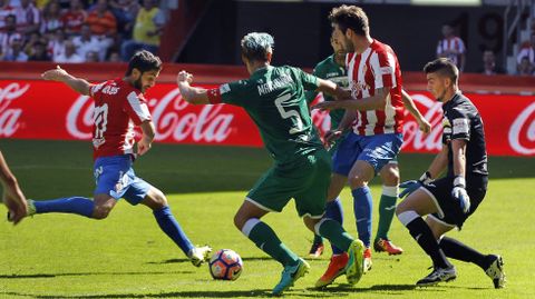 Nacho Cases tira a puerta para anotar el primer gol