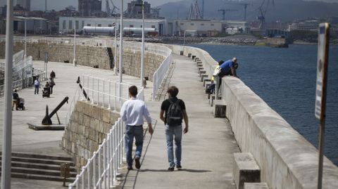 J�venes pasean por Gij�n