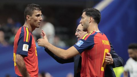 De la Fuente dialoga con Rodri y Mikel Merino.