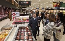El director del hipermercado efectu� un recorrido por la tienda con los invitados al acto. 
