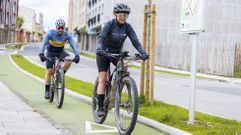Imagen de archivo de dos ciclistas por el carril bici hacia Razo