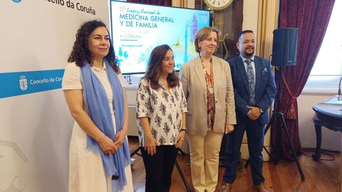 Los organizadores del congreso nacional de medicina general y de familia, con la alcaldesa de A Coruña, Inés Rey, durante la presentación del encuentro