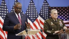 El jefe del Pent�gono, Lloyd Austin, y el general Mark 
Milley, tras su reuni�n de ministros de Defensa de la OTAN.