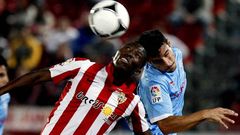 Jonathan y Bellv�s disputan la pelota