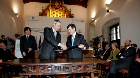 Imagen del 24 de febrero del 2006. Emilio P�rez Touri�o recibe de Carlos Lage la presidencia de la Comunidade de Traballo Galicia-Norte de Portugal