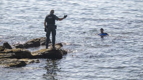 Un guardia civil avisa a una persona que podr�a estar intentando acceder a nado a Ceuta