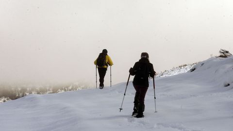 Caminata con raquetas de nieve entre el Alto do Couto y el Pico das �guias, en el municipio de Folgoso do Courel