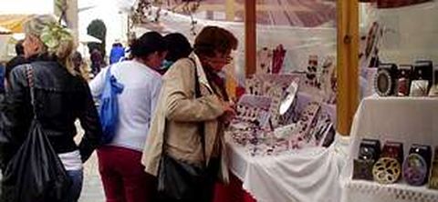 Imagen de otra feria naviega con puestos dedicados a la artesanía.