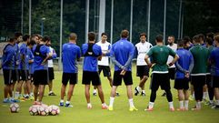 Hierro da una charla durante un entrenamiento
