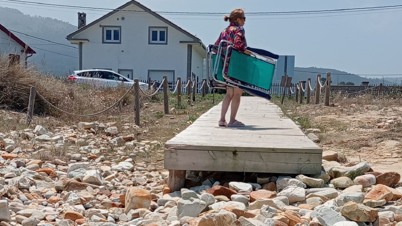 El mar deja sin arena un acceso a una playa de Barreiros y el Concello estudia soluciones