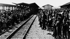 Expectaci�n en Ferrol ante la llegada del tren de costa en 1962