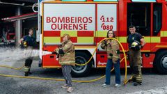 Una de las imgenes del calendario benfico de los bomberos de Ourense con miembros de las asociaciones que colaboraron en la iniciativa.