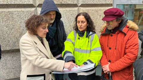 La�alcaldesa, Goretti Sanmart�n, en la visita a la obra del cruce de O H�rreo con G�mez Ulla, junto al concejal de Obras, Xes�s Dom�nguez, y t�cnicos de la obra.