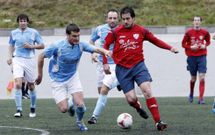 Kadete, a la derecha, en un partido de la Preferente Auton�mica en O Sango�edo. 