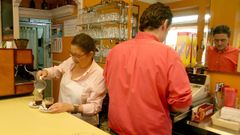 Imagen de archivo de Marisa, en el Bonilla, sirviendo caf�s con su hijo Alejandro