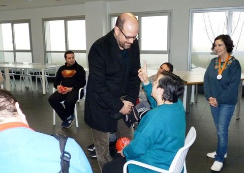 Marti�o Noriega visit� el centro asistencial de Sarela en Casti�eiri�o.