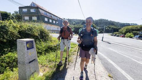 Peregrinos a su paso por Estorde (Cee) en direcci�n a Fisterra