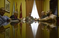 <span lang= es-es >Ausencias y relevos</span>. En la junta de portavoces estuvieron, de izquierda a derecha, Jos� Mar�a Garc�a Tejerina (del PSOE, cubriendo la ausencia de V�zquez Barquero), Miguel Doval (que, sobre el papel, es el tercer portavoz de Ourense en Com�n), el alcalde Jes�s V�zquez, Jos� Ara�jo (portavoz titular del PP tras la baja de Gonz�lez Bouz�n) y Gonzalo P�rez J�come, l�der de Democracia Ourensana. 