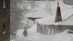 En A Pintinidoira se acumula la nieve que cae desde el pasado martes y que se junta a las diferentes nevadas que se suceden desde mediados de enero. 