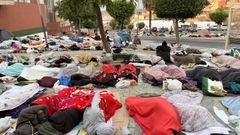 Decenas de inmigrantes duermen tirados en las calles de Ceuta.