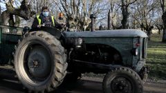 Iluminada el día de la ITV montada en su Barreiros Chrysler, una antigüedad que conservó su marido