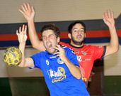 El jugador-entrenador Javi Villares se retir� lesionado. 