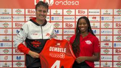 Presentaci�n de Mama Dembel� como nueva base del Ensino. La jugadora posa con su nueva camiseta y con el entrenador Suso Garrido