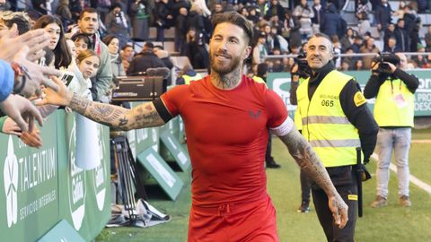 Sergio Ramos, saludando a aficionados tras un Racing de Ferrol-Sevilla de la Copa del Rey.