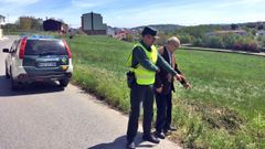 El guardia civil Alfredo �lvarez se�ala el monte por el que se cay� Manuel Varela, a su lado. Lo encontr� casi por azar 