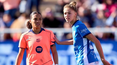 Carla Casti&ntilde;eyras, nueva jugadora del Deportivo, junto a la azulgrana Vicky L&oacute;pez.