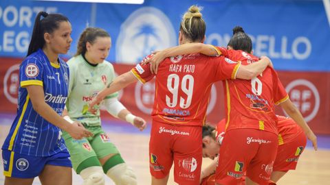 Las jugadoras del Poio Pescamar celebrando un tanto contra el Ourense Ontime