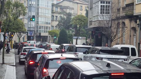 Atascos este lunes en el centro de Ourense.