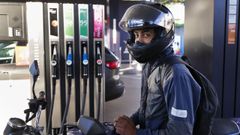Brandon Millares tiene coche pero utiliza la moto para desplazarse al trabajo en Esp�ritu Santo, ya que es m�s barato y le permite solventar mejor los atascos.