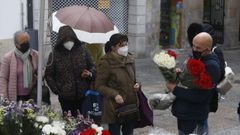 Compra de flores en el mercado viveirense, con los vecinos usando mascarilla