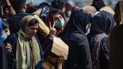 Una afgana celebra que va a ser una de las afortunadas que va a embarcar en un vuelo de evacuaci�n en el aeropuerto de Kabul.