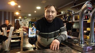 Jos&eacute; Romero muestra una imagen de cuando estaba en silla de ruedas en el centro de recuperaci&oacute;n de personas con discapacidad y jugaba al baloncesto