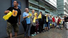Asistentes al acto convocado por la Asociaci�n por la Tolerancia, hoy ante la comisar�a de los Mossos d'Esquadra en Barcelona con el lema #YoTambienQuitoLazos
